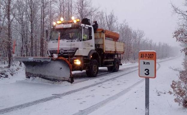 Maquinaria actuando en carreteras provinciales afectadas por la nieve en Ávila./Diputación de Ávila