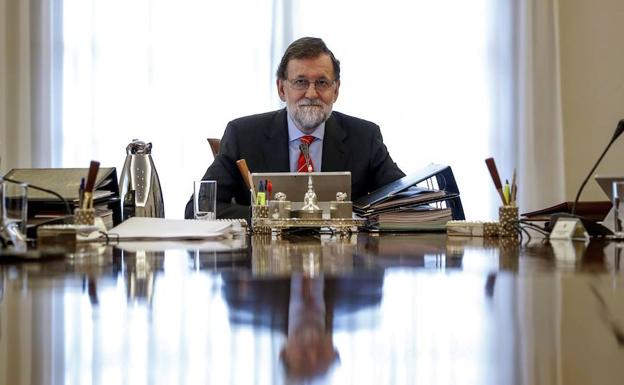 Rajoy preside la foto oficial del Gobierno tras la incorporación de Escolano. Archivo./EFE