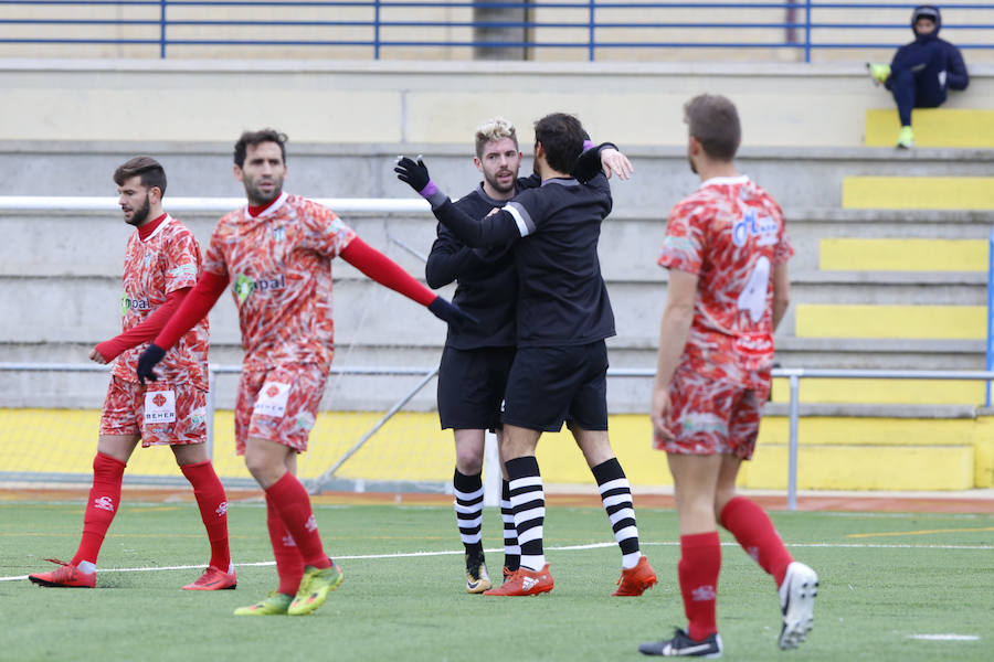 Diego Abad es felicitado por Carlos de la Nava durante un amistoso ante el Guijuelo. /MANUEL LAYA
