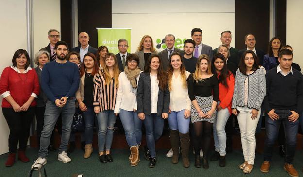 Los estudiantes posan con los representantes de las instituciones y entidades que impulsan la FP Dual. /Diego de Miguel-Ical