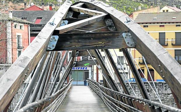 Los arcos de la pasarela, totalmente combados./A. O.
