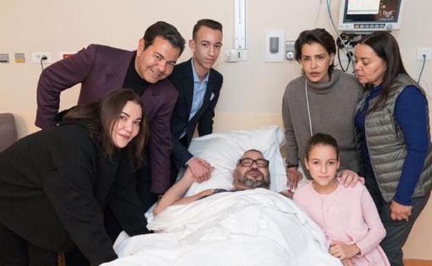 Mohamed VI rodeado de sus hermanos e hijos, tras ser operado de una arritmia.