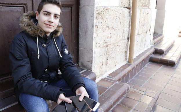 Francisco Cardeñoso, con unos cuantos móviles en la mano. /Marta Moras