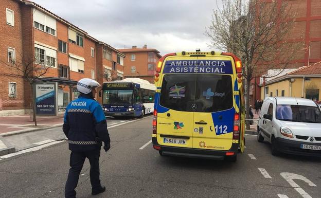 Los agentes lograron mantener con vida al hombre hasta que la ambulancia lo trasladó al hospital./TWITTER POLICÍA MUNICIPAL
