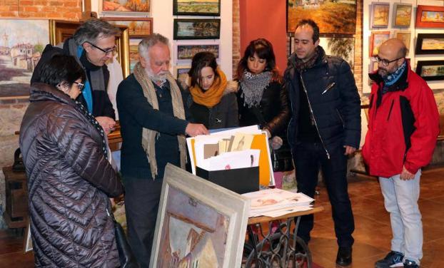 Pascual Aranda enseña algunas de sus obras a los visitantes en su local de la calle Dos de Mayo.