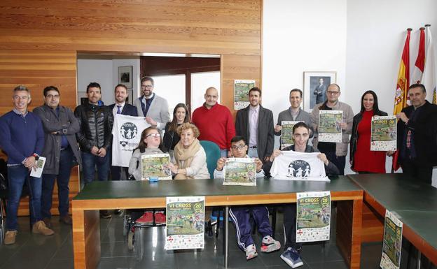 Un instante de la presentación de la carrera en el Ayuntamiento de Villamayor con la presencia de Miguel Heras. /MANUEL LAYA