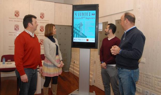 Enrique Arranz, Magdalena Rodríguez, Daniel Gutiérrez y Miguel Ángel de Vicente, antes de la presentación del circuito./El Norte