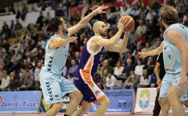 Miso lanza a canasta en el partidoante el Cafés Candelas Breogán. /LOF