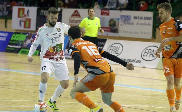 Buitre encara al visitante Ferrán Plana en un momento del partido./Antonio de Torre
