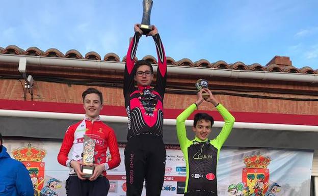 Juan María Cuella Pérez, del Promesal, en lo alto del podio infantil. /