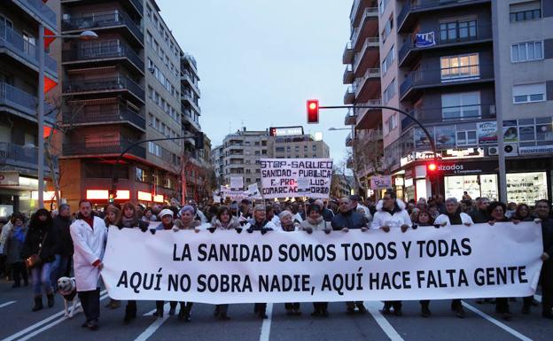 Cabecera de la manifestación a su llegada a la Avenida de Mirat. /LAYA