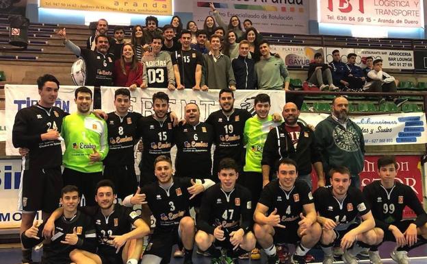 La plantilla del BM Ciudad de Salamanca posa en Aranda junto a aficionados desplazados. /BMCS