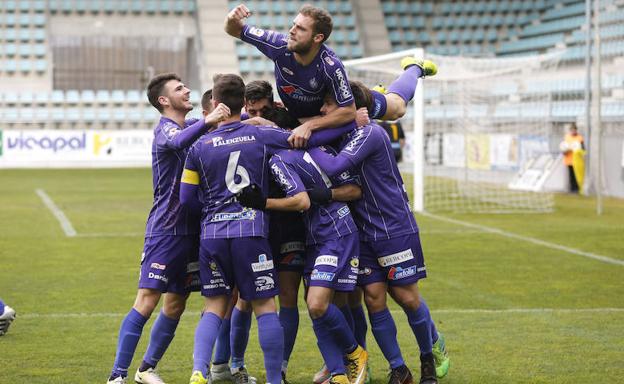 Los jugadores del Palencia Cristo celebran el tercer gol. /Antonio Quintero