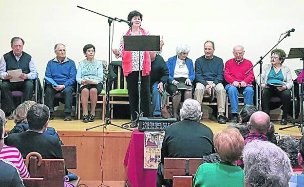 Un momento del recital poético en La Protección Obrera. /El Norte