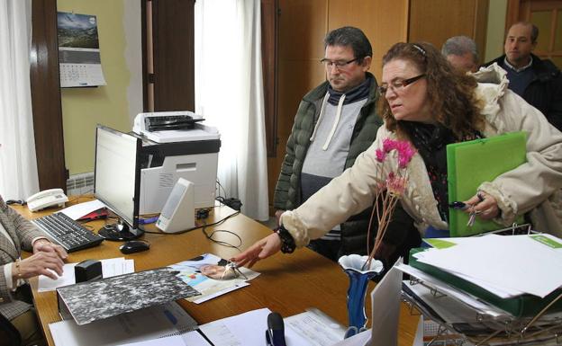 La exalcaldesa de Lantadilla Ana María Escudero entrega las llaves del Ayuntamiento, tras su dimisión en enero./Manuel Brágimo / Ical