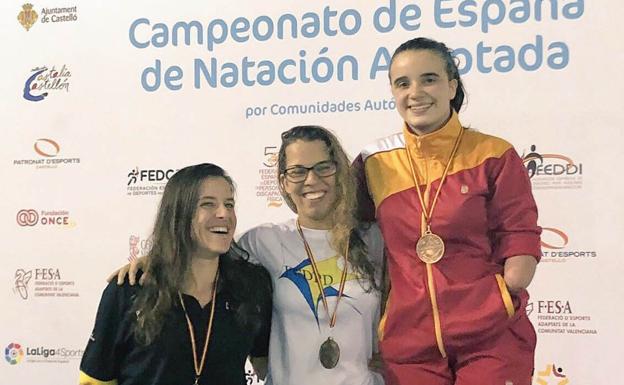 Carla Santos, a la derecha con la medalla de bronce. /WORD