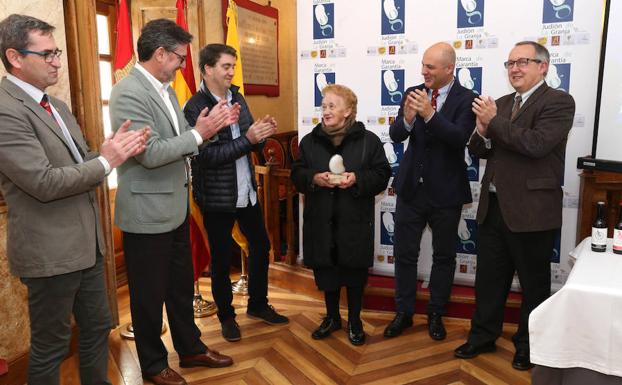 Representantes locales, provinciales y regionales aplauden a María Luisa Corral por el premio a la mejor cosecha del año pasado. /Ical
