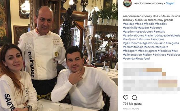 Blanca Suárez y Mario Casas en el asador abulense. /Instagram