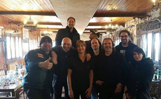 La banda de folk metal posan con la propietaria del restaurante de Traspinedo donde degustaron el pincho de lechazo. /El Norte