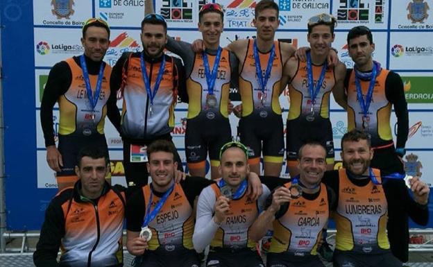 Ignacio Comillas, segundo de pie por la izquierda, y Pedro Ramos, tercero agachado, en el podio del Nacional de Boiro con el Montilla de Córdoba. /