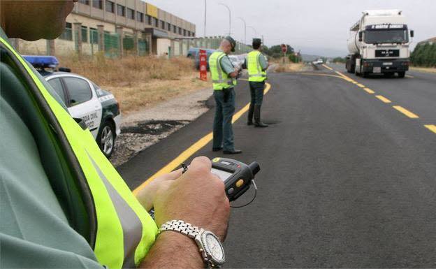 Un control de la Guardia Civil de Tráfico. /El Norte