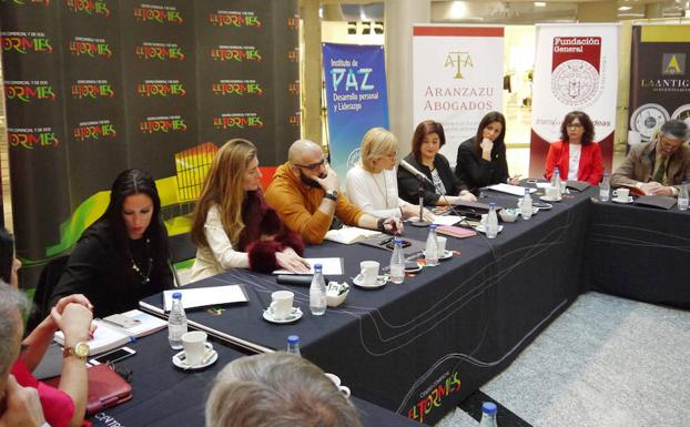 Participantes en la mesa redonda sobre la comunicación de las empresas. /WORD