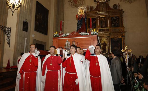 La Virgen del Perdón es mecida por hermanos del Cristo de la Misericordia, en el interior de la Compañía. /A. Quintero