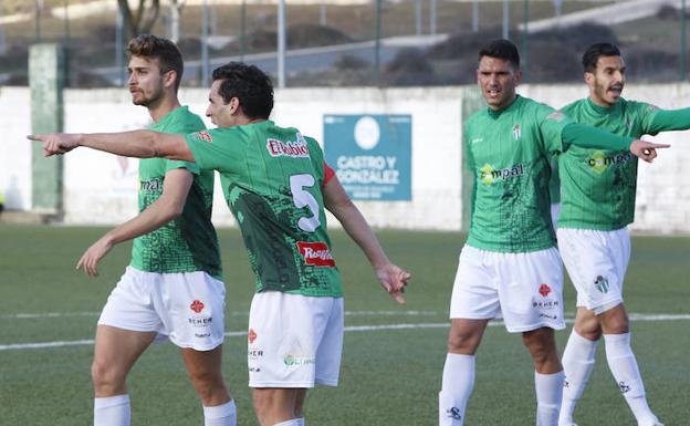 Jonathan Martín, de espaldas, hace indicaciones a compañeros del CD Guijuelo. /MANUEL LAYA