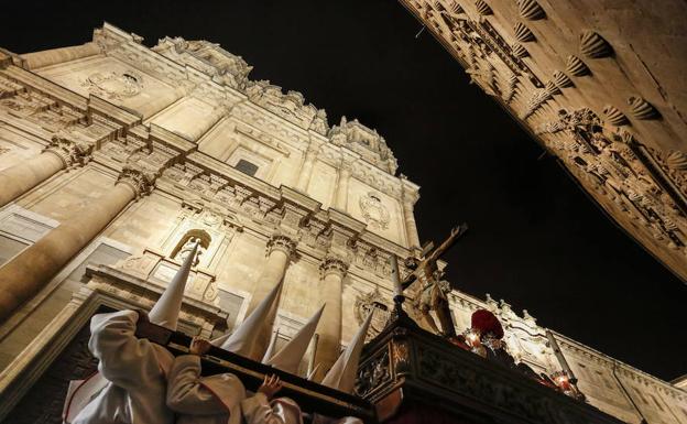 El Cristo de la Agonía Redentora a su paso ante la Clerecía./LAYA