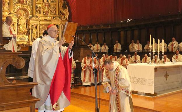 El cardenal arzobispo de Valladolid, Ricardo Blázquez, durante la celebración de la misa crismal de Jueves Santo. /HENAR SASTRE