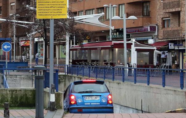 Un coche entra en el aparcamiento de José Zorrilla. /A. De Torre