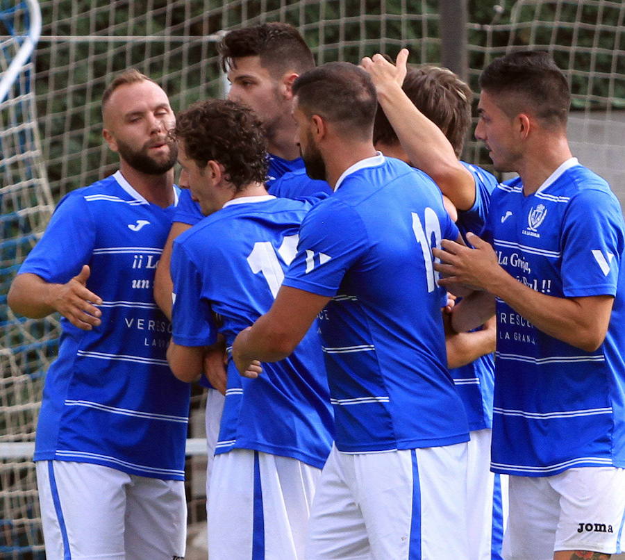 Jugadores de La Granja celebran un gol en El Hospital./Antonio Tanarro