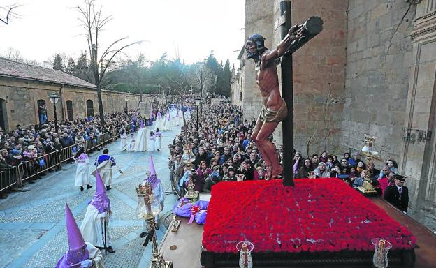 El paseo del Santísimo Cristo de la Agonía sale de las Úrsulas ante la atenta mirada del numeroso público que se concentró en la zona./Manuel Laya