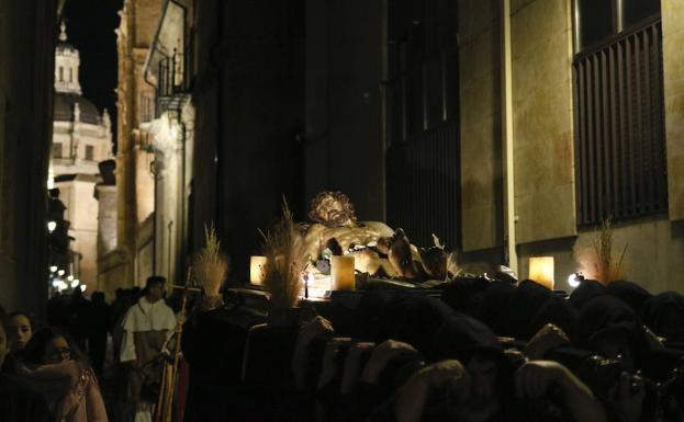 El paso del Cristo de la Liberación a su paso por el casco histórico./Laya