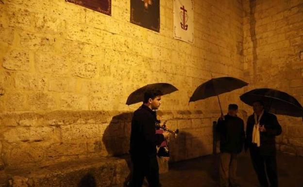 Paraguas el Viernes Santo en Peñafiel./Agapito Ojosnegros Lázaro