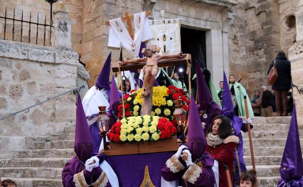 El Cristo de la Esperanza, portado por los niños del Nazareno, en Baltanás. /Luis Antonio Curiel