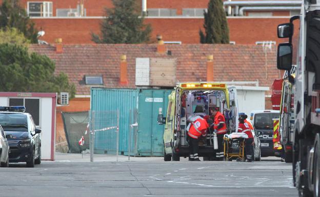 Las ambulancias, Policía y bomberos, durante la intervención en Seda. /Manuel Brágimo