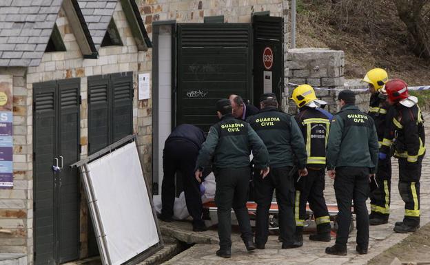 Efectivos de la Guardia Civil y Bomberos retiran el cuerpo de la fallecida. /José María Álvez/ El Progreso