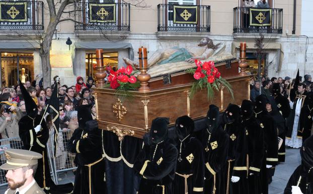 Varios cofrades portan a hombros el Cristo yacente./Henar Sastre