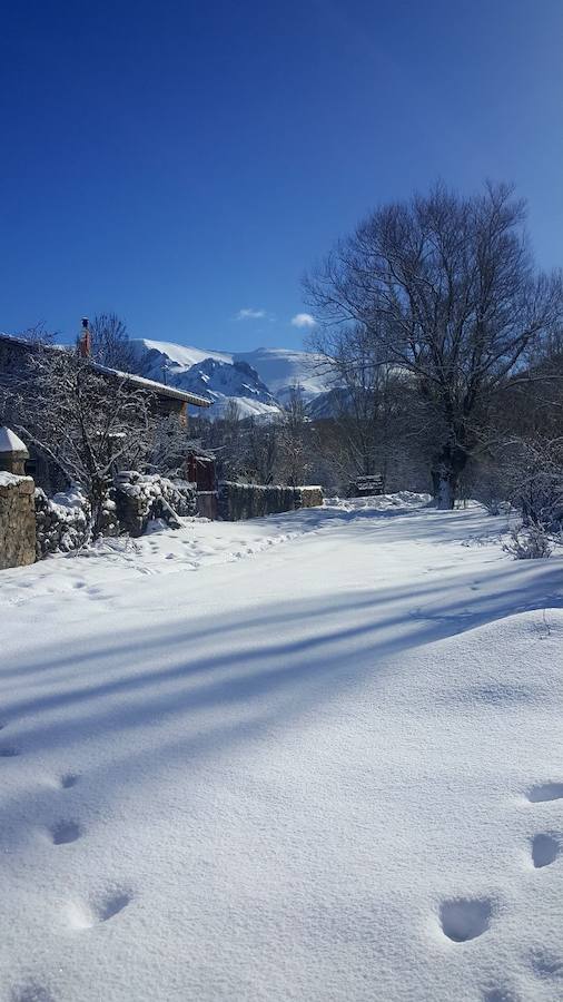 Estampa nevada de Santa María de Redondo, este sábado por la mañana. /El Norte