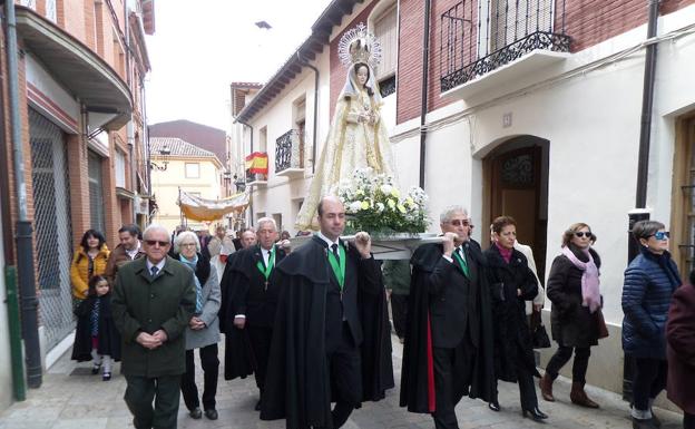 La Virgen y el Santísimo marchan hacia San Andrés. /César Ceinos
