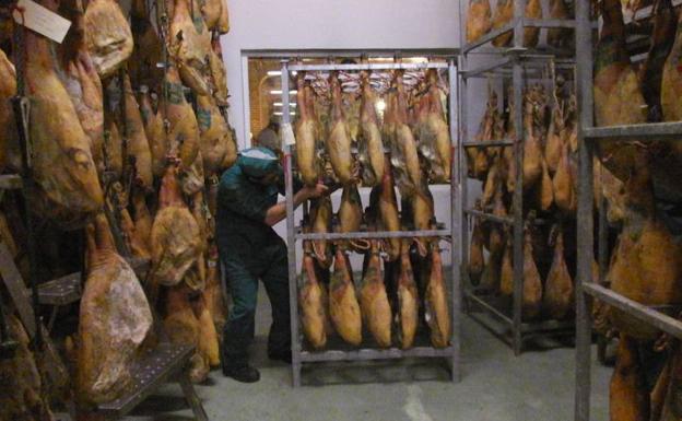 Trabajador de una empresa agroalimentaria. /El Norte