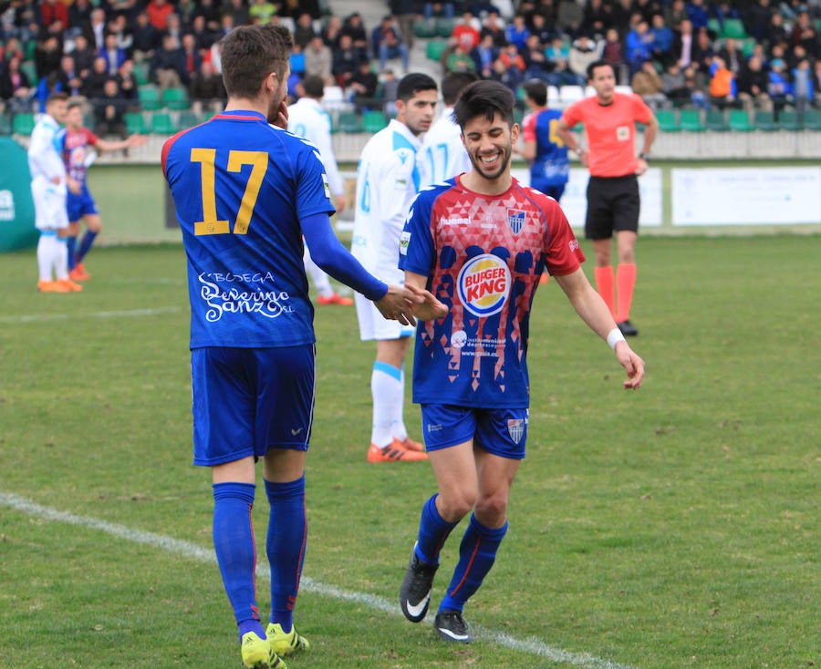 Dani Calleja y Fernán se saludan durante el cambio del jugador gallego./Antonio Tanarro