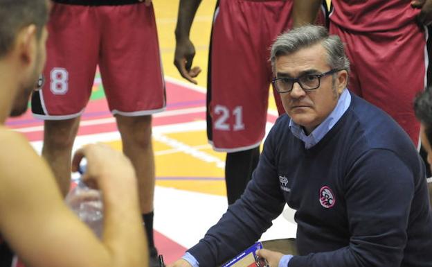 Paco García, durante un tiempo muerto con sus jugadores. /Rodrigo Jiménez