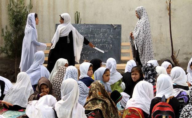 Alumnas en un colegio de Afganistán./Afp