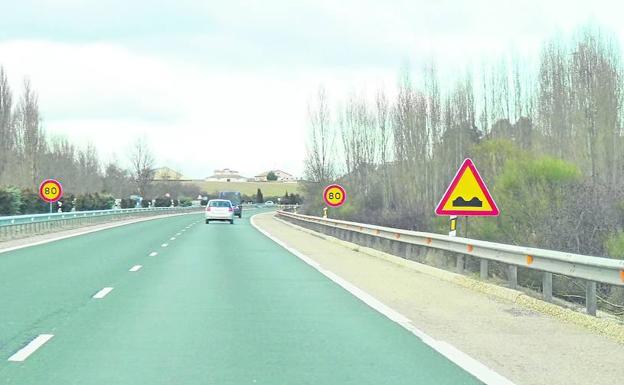Señales temporales colocadas por Fomento que obligan a reducir la velocidad en la Autovía del Duero entre Tudela y Valladolid../V. V.