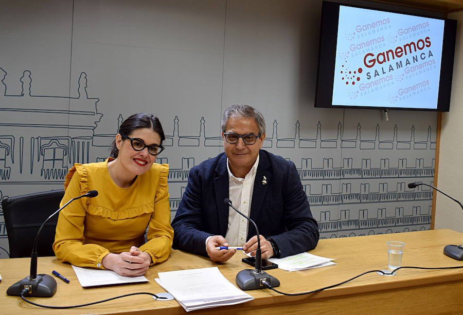 Los ediles de Ganemos, Virginia Carrera y Gabriel Risco, comparecen ante los periodistas. /WORD