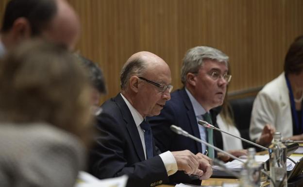 Cristóbal Montoro y José Enrique Fernández Moya, secretario de Estado de Hacienda. /