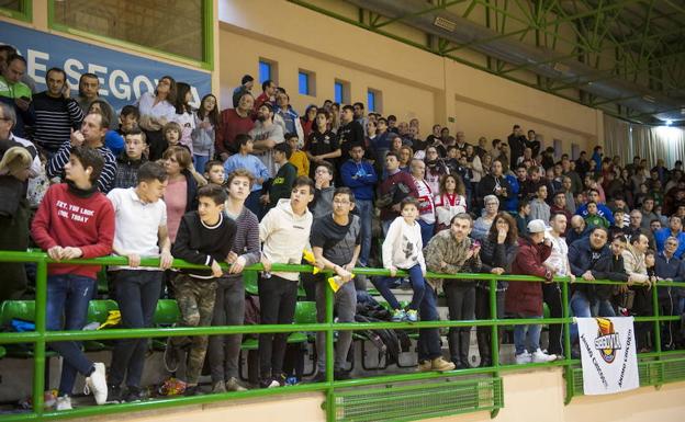 El público, de pie, permanece a la espera durante el partido frente al Movistar Inter./Óscar Costa