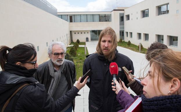 El portavoz de Podemos en las Cortes de Castilla y León, Pablo Fernández, y el secretario general municipal de Podemos Zamora, Braulio Llamero, hablan sobre sanidad en Benavente (Zamora). /J.L. Leal